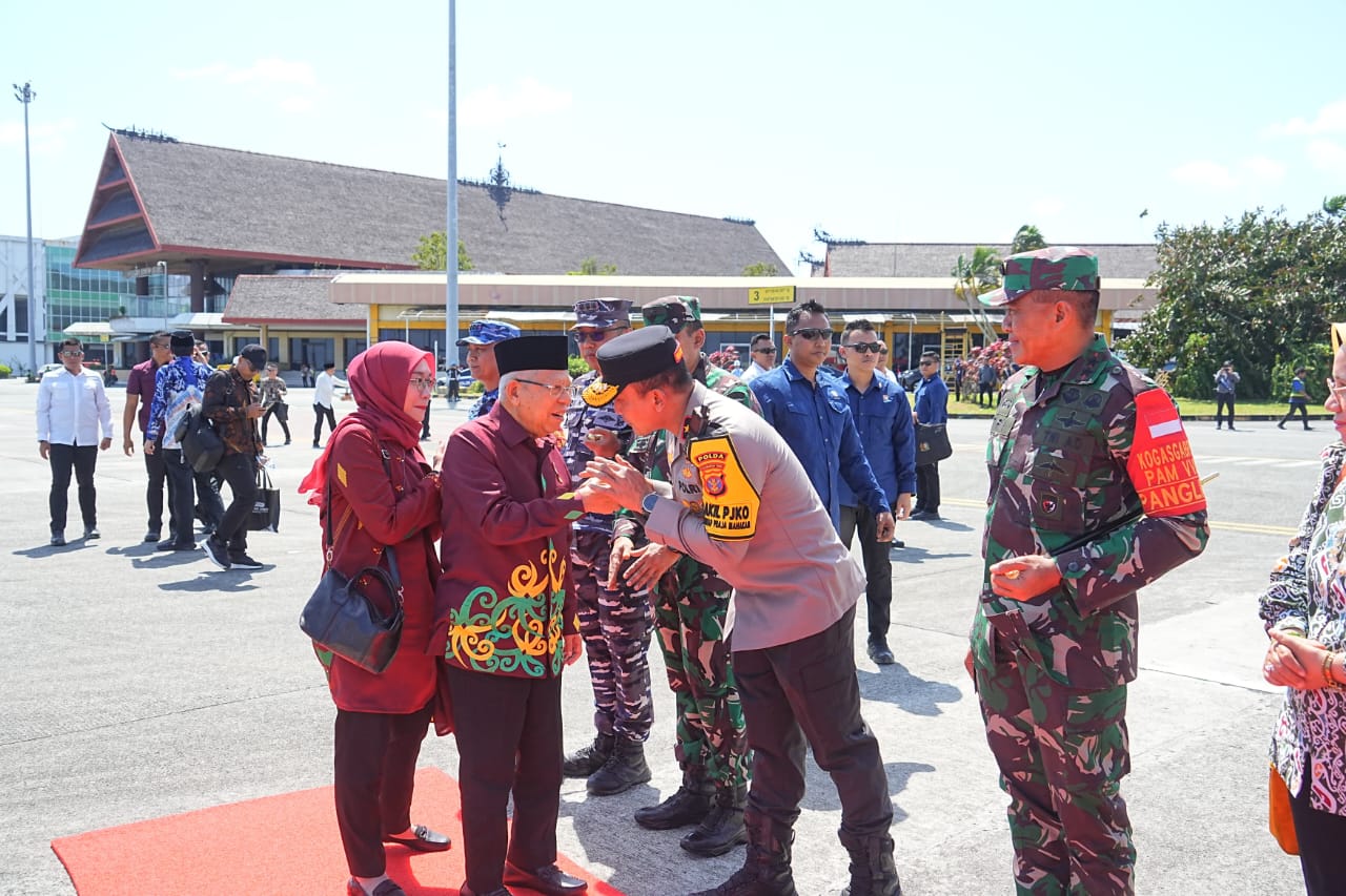 Kapolda Kaltim Hantarkan Presiden RI, Wakil Presiden RI dan Menteri Pertahanan di Bandara VIP SAMS Balikpapan 3 WhatsApp Image 2024 09 13 at 16.28.34 72e2f5ae