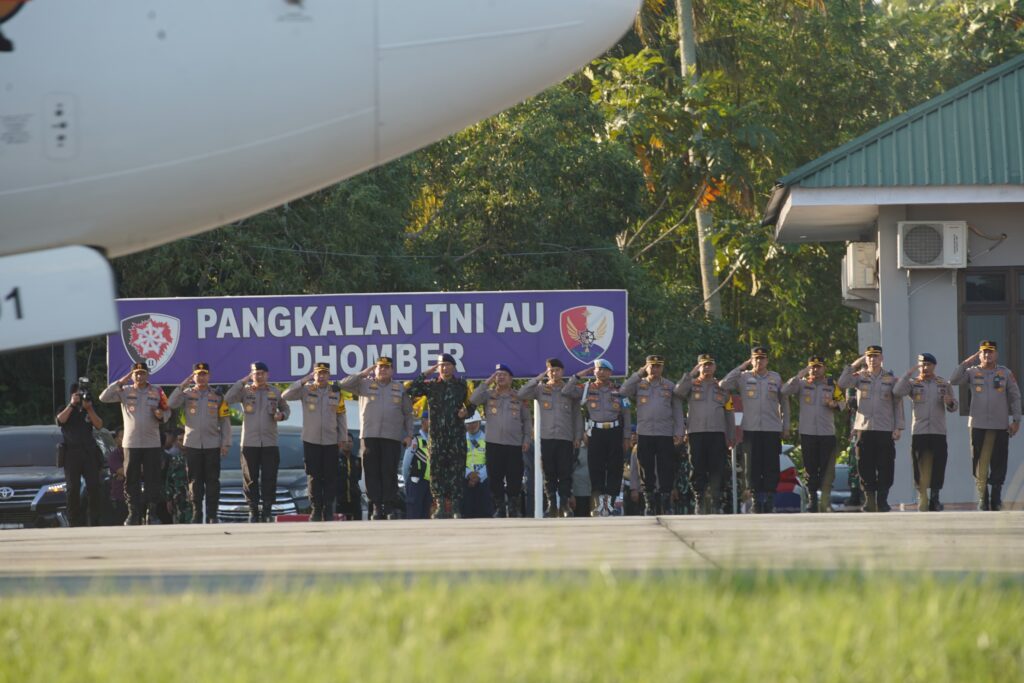 Kapolda Kaltim Hantarkan Presiden RI, Wakil Presiden RI dan Menteri Pertahanan di Bandara VIP SAMS Balikpapan WhatsApp Image 2024 09 13 at 17.29.50 7b28f164