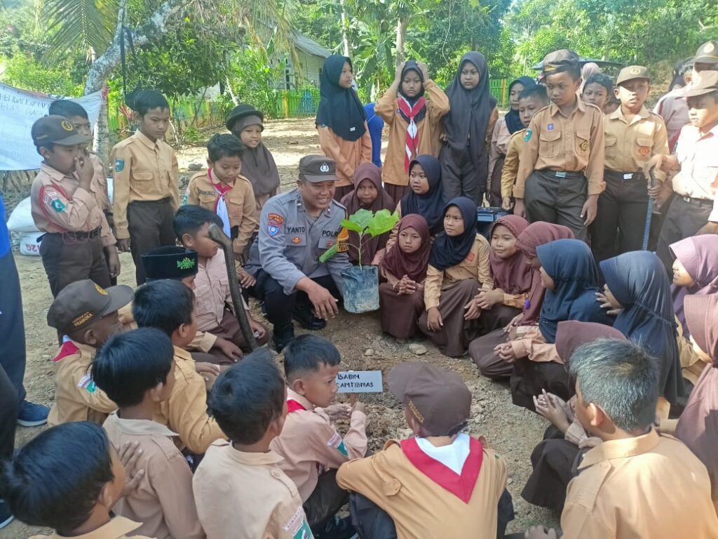 Bhabinkamtibmas Kelurahan Handil Bakti Bersama Pelajar SD 020 Lakukan Penghijauan Lingkungan WhatsApp Image 2024 09 14 at 06.52.10 2a87b850