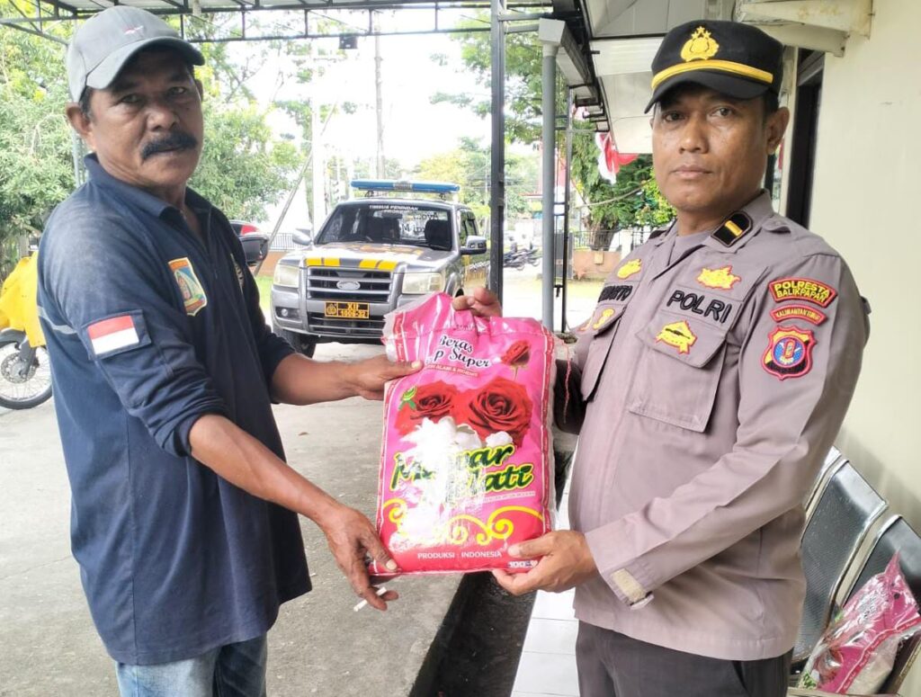 Polsek KP.Bandara Sepinggan Gelar Kegiatan Jumat Berbagi untuk Masyarakat WhatsApp Image 2024 09 15 at 10.52.14