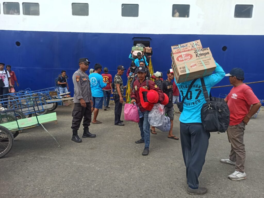 Beri Rasa Aman Kepada Para Penumpang, Polsek Kawasan Pelabuhan Samarinda Lakukan Penngamanan Kedatangan Kapal WhatsApp Image 2024 09 16 at 12.21.11