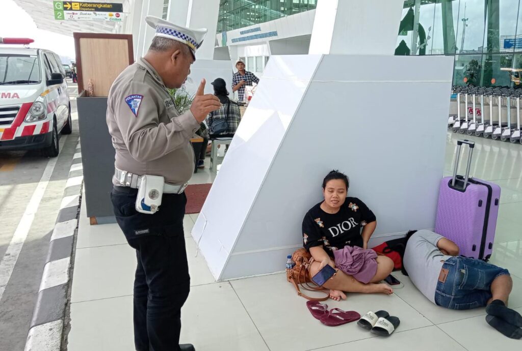 Antisipasi Gangguan Kamtibmas Pada Hari Libur Bersama, Personil Polresta Balikpapan Lakukan Pengamanan di Area Bandara Sepinggan WhatsApp Image 2024 09 16 at 12.25.01 1
