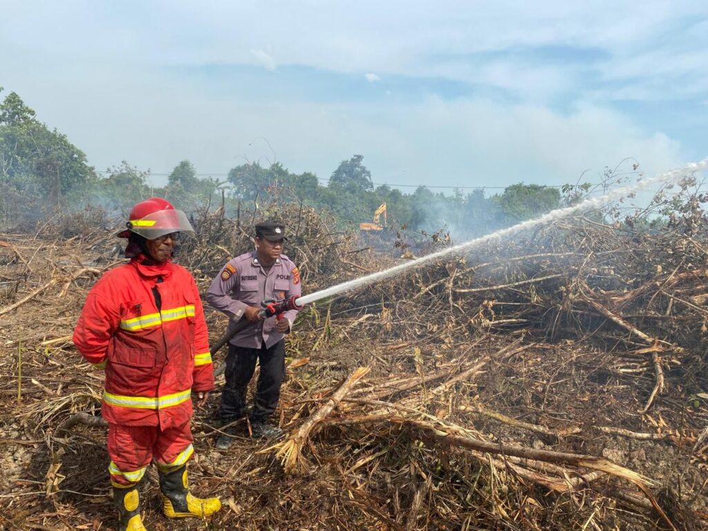 Polsek Gunung Tabur Sigap Atasi Karhutla di Samburakat, 1 Hektar Lahan Terbakar Berhasil Dipadamkan WhatsApp Image 2024 09 17 at 08.43.42 22b7545c