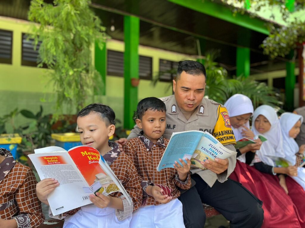 Gelar Bentor Cerdas dan Perpustakaan Bergerak, Polsek Bontang Selatan Kunjungi SD Negeri 001 Bontang WhatsApp Image 2024 09 19 at 11.31.28