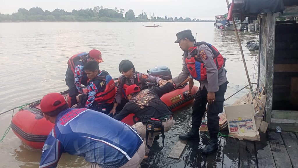 Polsek Kota Bangun Evakuasi Remaja Tenggelam di Sungai Mahakam WhatsApp Image 2024 09 22 at 12.50.14 a4dd0b49