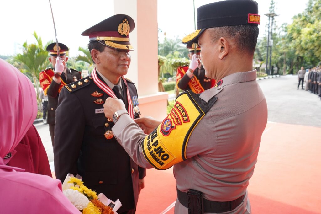 Polda Kaltim Gelar Wisuda Purna Bakti, Penghormatan Bagi Pengabdian Purnawirawan Polri WhatsApp Image 2024 09 26 at 12.14.22