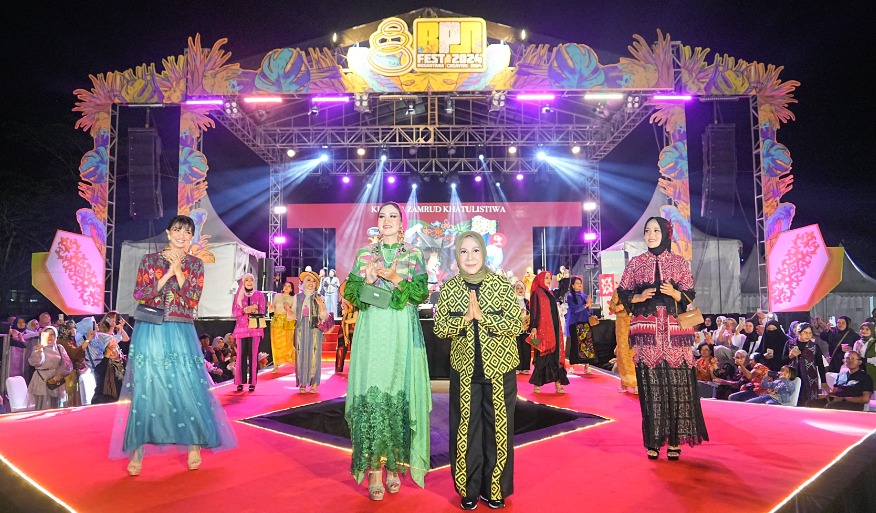 Penampilan Hasil Karya Busana Ketua Bhayangkari Daerah Kaltim di Fashion Show BPN Fest 2024 WhatsApp Image 2024 09 28 at 17.55.42