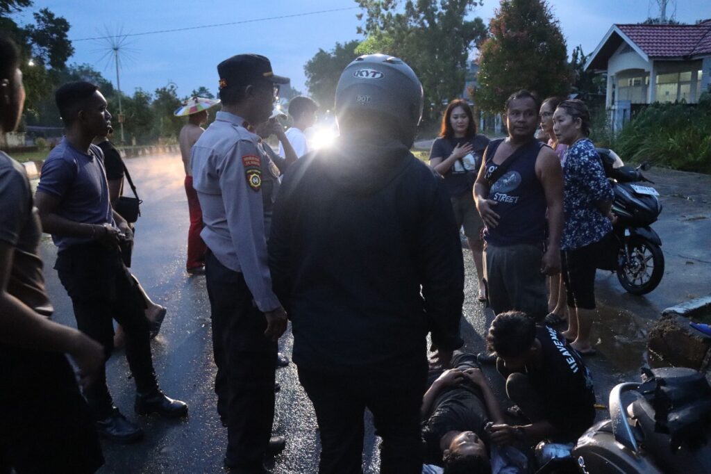 Gerak Cepat Personel Polres Kutai Barat Evakuasi Korban Kecelakaan Lalu Lintas WhatsApp Image 2024 09 29 at 22.00.41 d33d7ffe