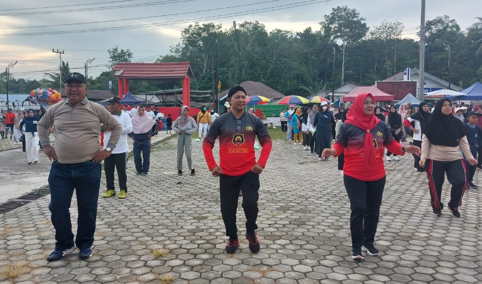 Sosialisasikan Pilkada Damai 2024, Kapolsek Marangkayu Hadiri Senam dan Jalan Sehat Bersama btg