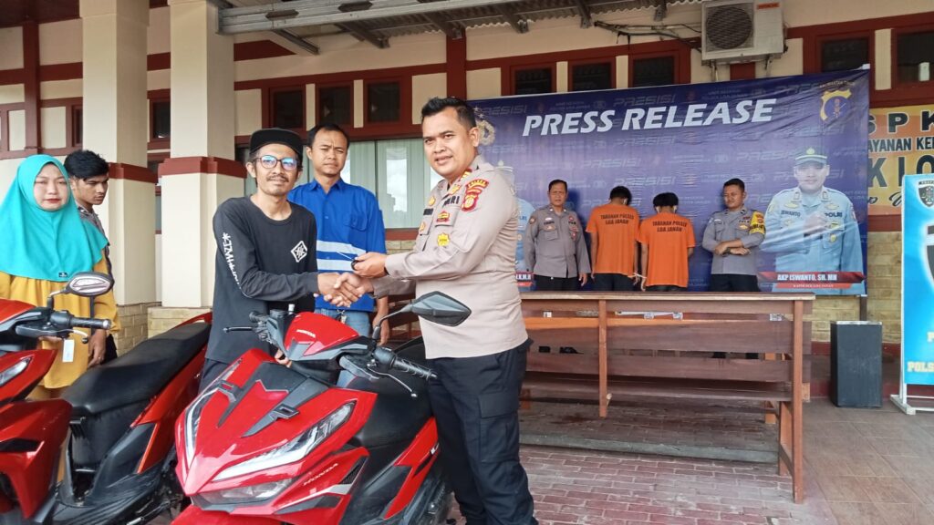 Polsek Loa Janan Kembalikan Barang Bukti Motor Hasil Curanmor kepada Korban, Kapolsek Imbau Masyarakat Lebih Waspada WhatsApp Image 2024 10 04 at 09.28.07