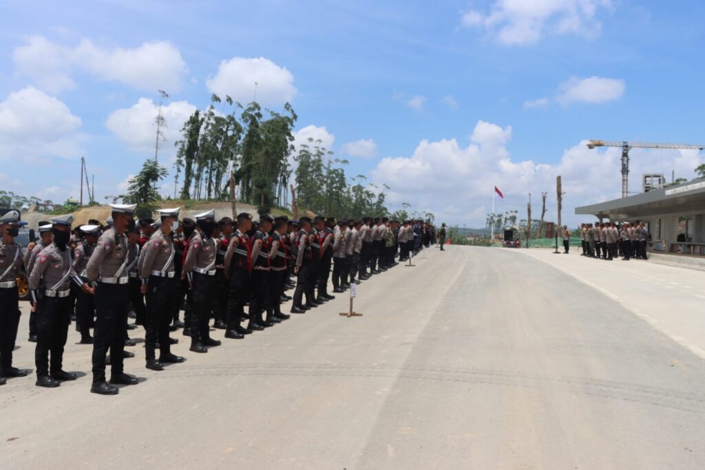 Jelang Kedatangan Presiden Jokowi, Ratusan Personel TNI-Polri Gelar Apel Kesiapan Pengamanan di IKN WhatsApp Image 2024 10 05 at 15.04.56
