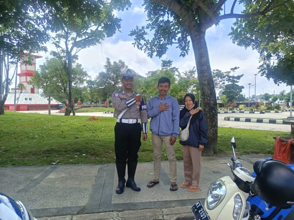 Satlantas Polres Kukar Lakukan Patroli Dialogis Guna Tingkatkan Kesadaran Keselamatan Berkendara WhatsApp Image 2024 10 06 at 12.36.50