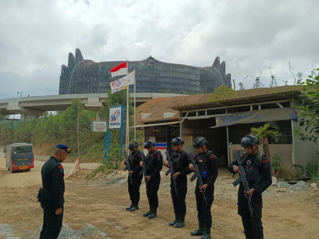 Sat Brimob Polda Kaltim Turut Amankan Nusantara TNI Fun Run 2024 di IKN Nusantara WhatsApp Image 2024 10 06 at 13.59.45