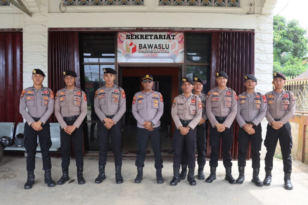 Dukung Pilkada 2024 Aman, Polres Kutai Barat Gelar Patroli Cooling System di KPU dan Bawaslu WhatsApp Image 2024 10 08 at 10.03.34 9d5c2543