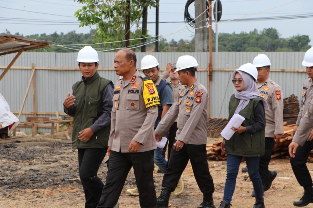 Kapolda Kaltim Tinjau Pembangunan Gedung Labfor dan Gedung Samsat Ditlantas Polda Kaltim di KM 13 Balikpapan WhatsApp Image 2024 10 08 at 13.20.47 c28259fa