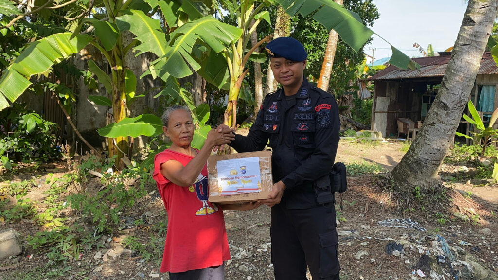 Satbrimob Polda Kaltim Salurkan Bantuan Sembako, Ringankan Beban Masyarakat bertajuk Bantuan Kemanusiaan Untuk Negeri WhatsApp Image 2024 10 11 at 10.06.37 f3b37c97