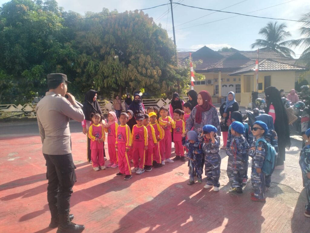 Kenalkan Tertib Lalu Lintas Sejak Dini, Polres Berau Terima Kunjungan Edukatif dari Siswa PAUD WhatsApp Image 2024 10 11 at 13.04.25 ddf89856