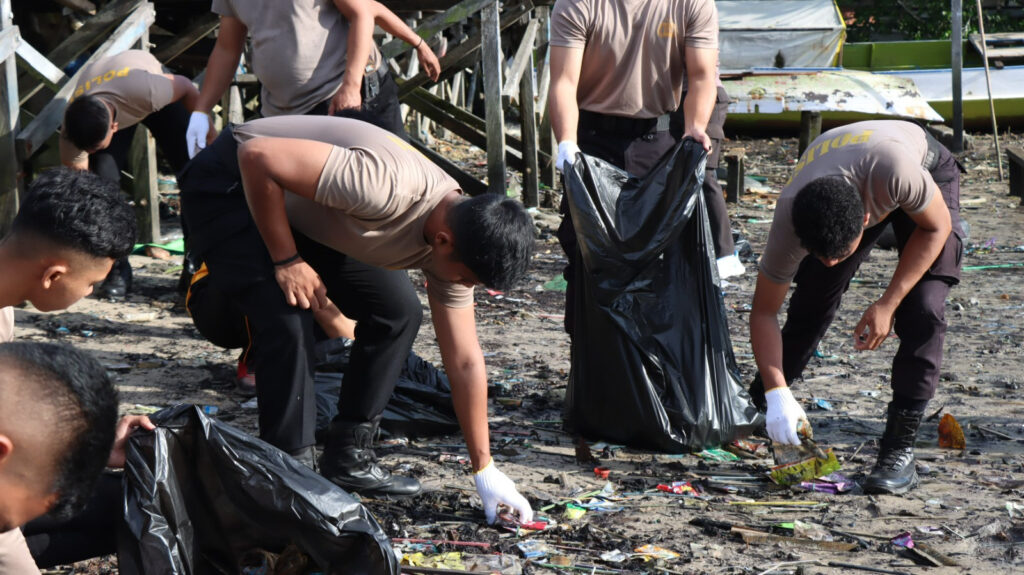 Polres Bontang Peduli Lingkungan, Gelar Aksi Bersih Pesisir di Mangrove Berbas Pantai WhatsApp Image 2024 10 11 at 13.04.37 7f78b7fb