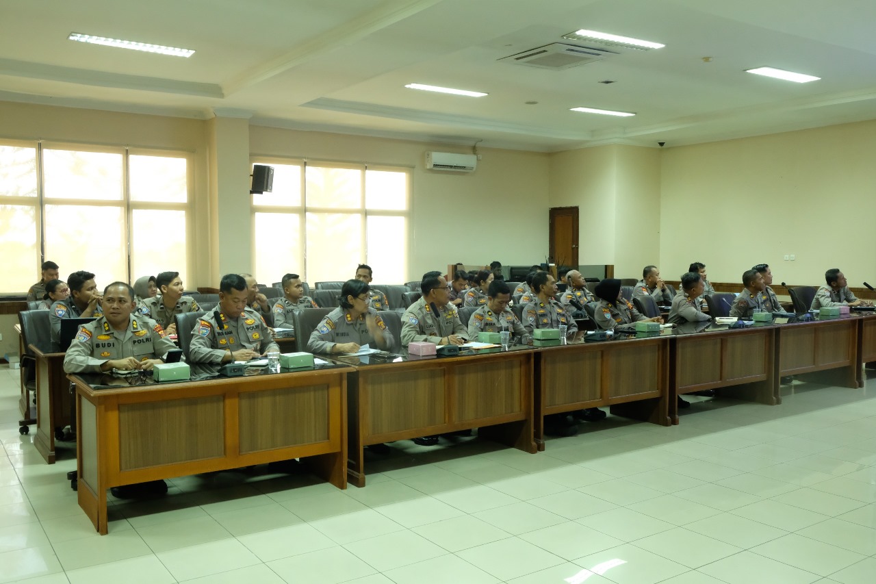 Wakapolda Kaltim Berikan Arahan kepada Personil Dit Binmas dan Bhabinkamtibmas Jajaran Polda Kaltim 1 WhatsApp Image 2024 10 11 at 14.04.38 c71645d7