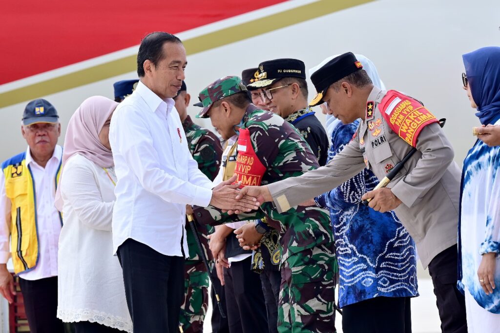 Kapolda Kaltim Sambut Kedatangan Presiden Jokowi di Bandara Nusantara IKN WhatsApp Image 2024 10 11 at 14.53.12 00a0c1f6
