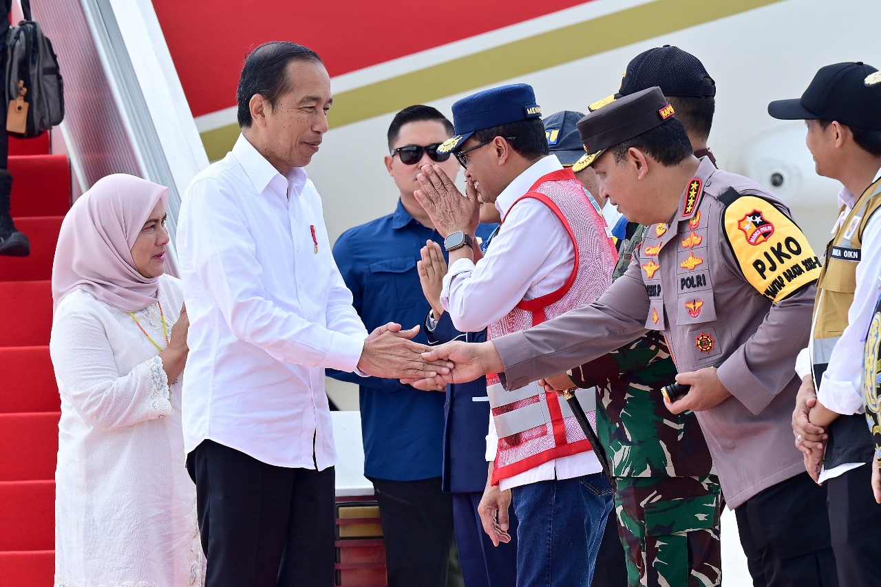 Kapolda Kaltim Sambut Kedatangan Presiden Jokowi di Bandara Nusantara IKN 1 WhatsApp Image 2024 10 11 at 14.53.13 41f30ae1