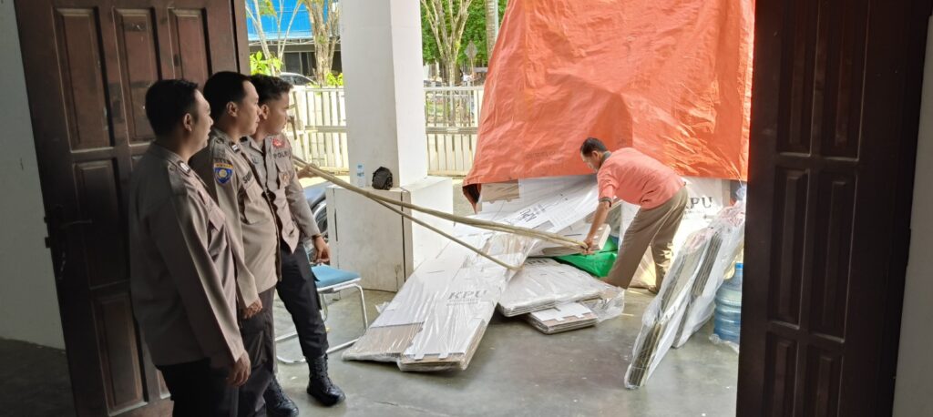 Pastikan Aman Pada Masa Tahapan Pilkada 2024, Polres Bontang Kawal Kedatangan Logistik di KPU Kota Bontang WhatsApp Image 2024 10 13 at 12.15.30