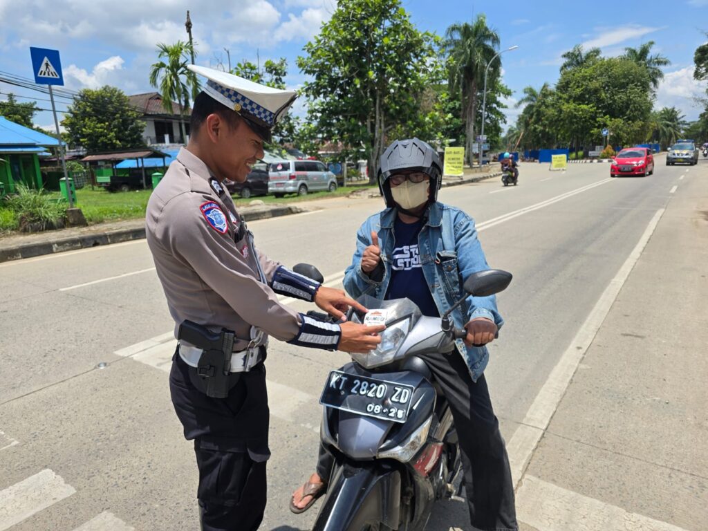 Polres Kukar Ajak Pengendara Lebih Tertib dengan Pembagian Stiker Keselamatan di Jalan Wolter Monginsidi WhatsApp Image 2024 10 13 at 16.27.06