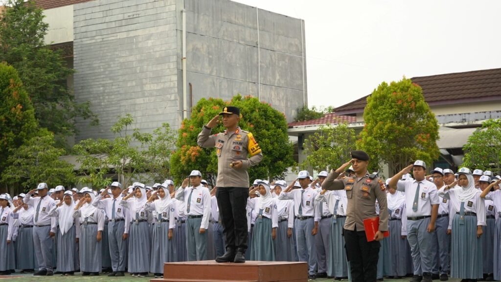 Pimpin Upacara Hari Senin di SMAN 1 Bontang, Kapolres Bontang Himbau Para Pelajar untuk Hindari Tawuran dan Narkoba WhatsApp Image 2024 10 14 at 09.35.50