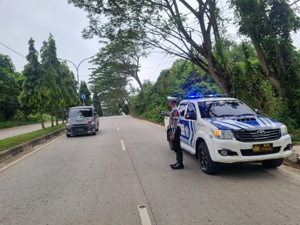 Satlantas Polres Kukar Intensifkan Patroli Daerah Rawan Kecelakaan dalam Ops Zebra Mahakam 2024 WhatsApp Image 2024 10 15 at 06.45.14 4637879c