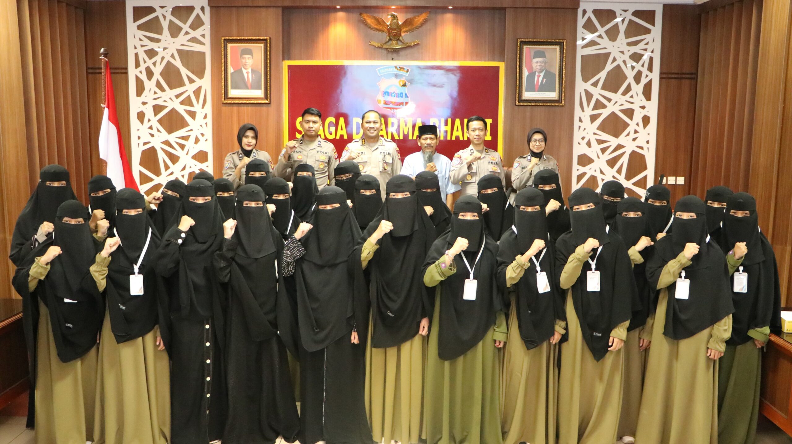 Ditbinmas Polda Kaltim Sambut Hangat Kunjungan Edukatif dari Santriwati Ponpes Imam Syafi’i Batuah 1 WhatsApp Image 2024 10 16 at 13.25.31 bd8f4c2b scaled