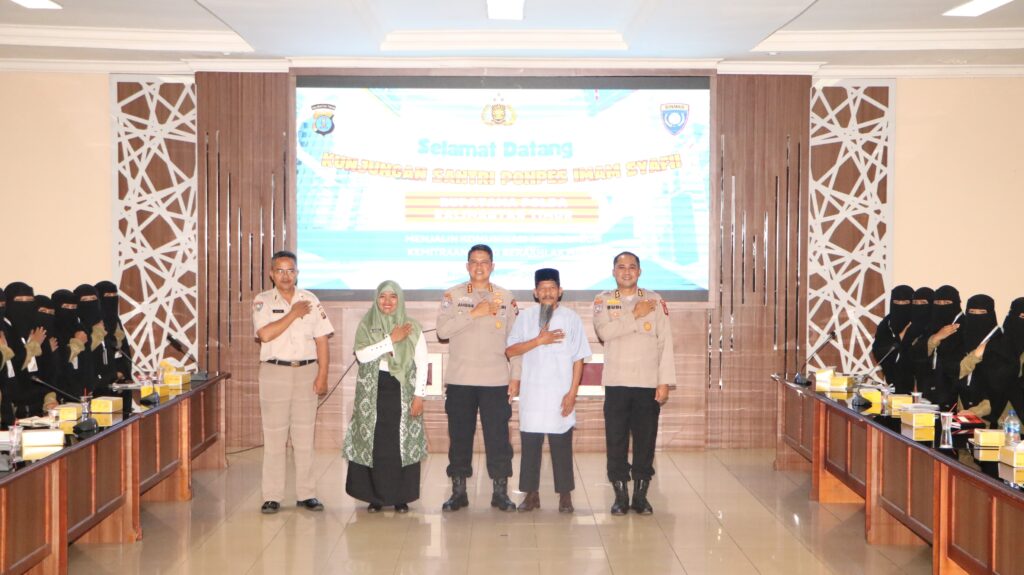 Ditbinmas Polda Kaltim Sambut Hangat Kunjungan Edukatif dari Santriwati Ponpes Imam Syafi’i Batuah WhatsApp Image 2024 10 16 at 13.25.33 0197e1bd