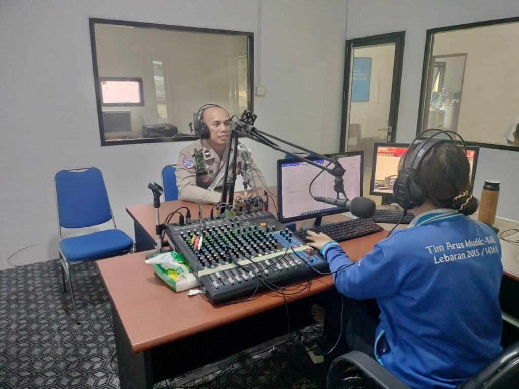 Polres Kubar Sosialisasikan Ops.Zebra Mahakam 2024 Melalui Radio RRI Sendawar WhatsApp Image 2024 10 18 at 14.26.57