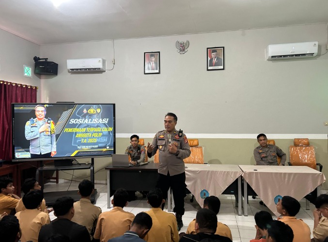 Polres Paser Sosialisasikan Penerimaan Polri Terpadu TA.2025 di SMAN 1 Pasir Belengkong WhatsApp Image 2024 10 18 at 14.59.05