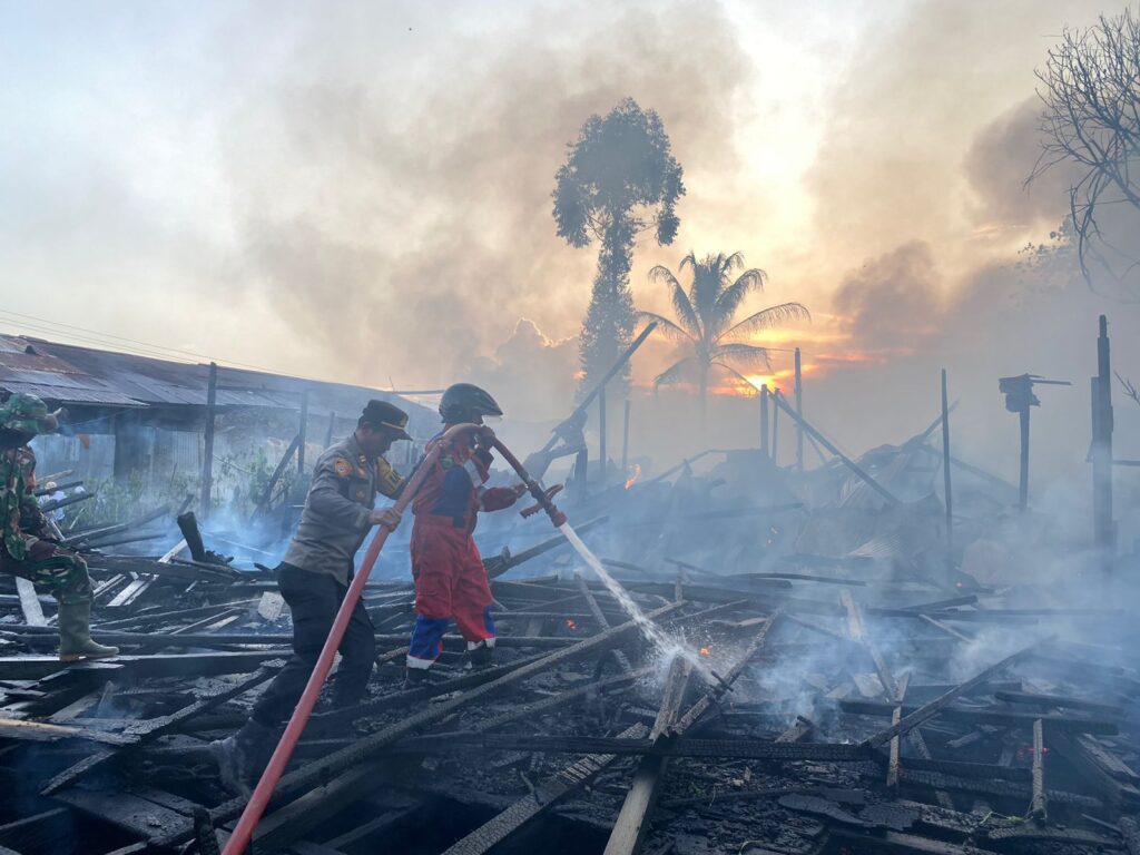 Polsek Sepaku Tanggap Cepat Tangani Kebakaran di Desa Suka Raja WhatsApp Image 2024 10 27 at 08.35.39 5ae94675