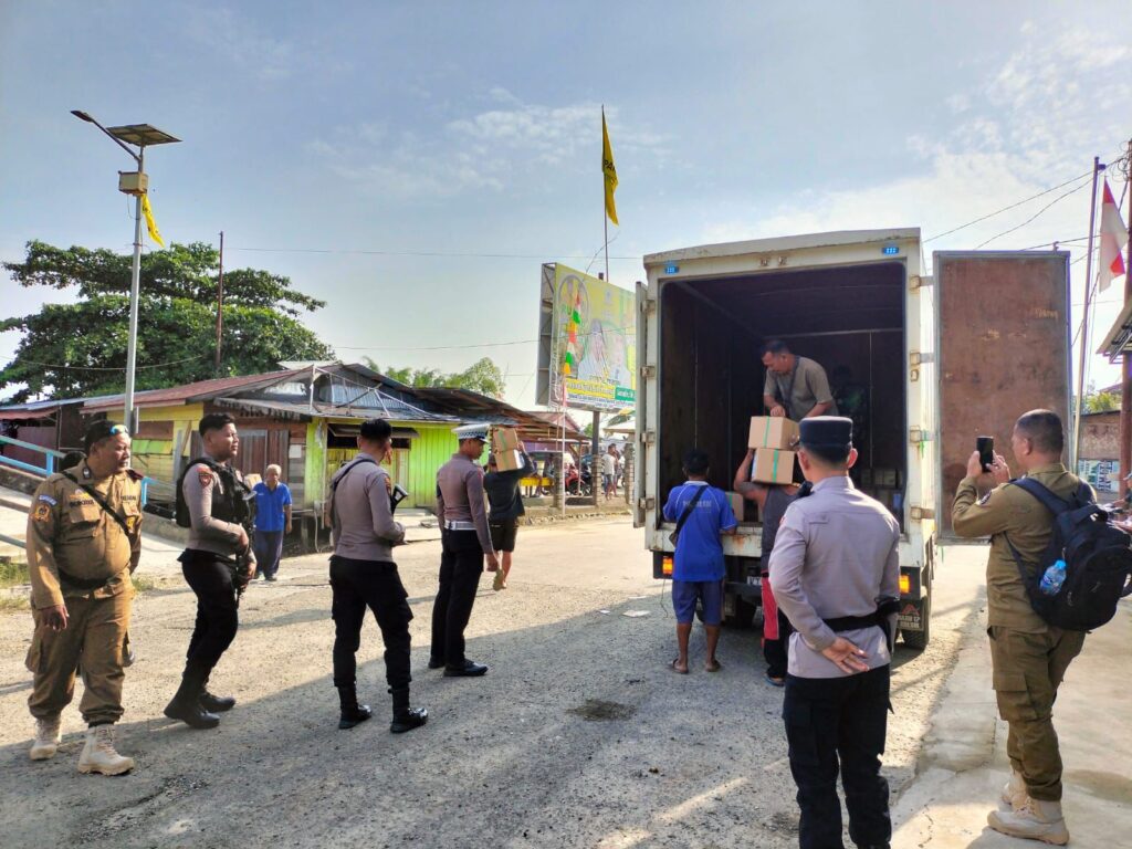 Polres Kutai Barat Pastikan Pengawalan Logistik Pilkada Mahakam Ulu Berjalan Lancar dan Aman WhatsApp Image 2024 10 27 at 09.32.01 d1f16b5b