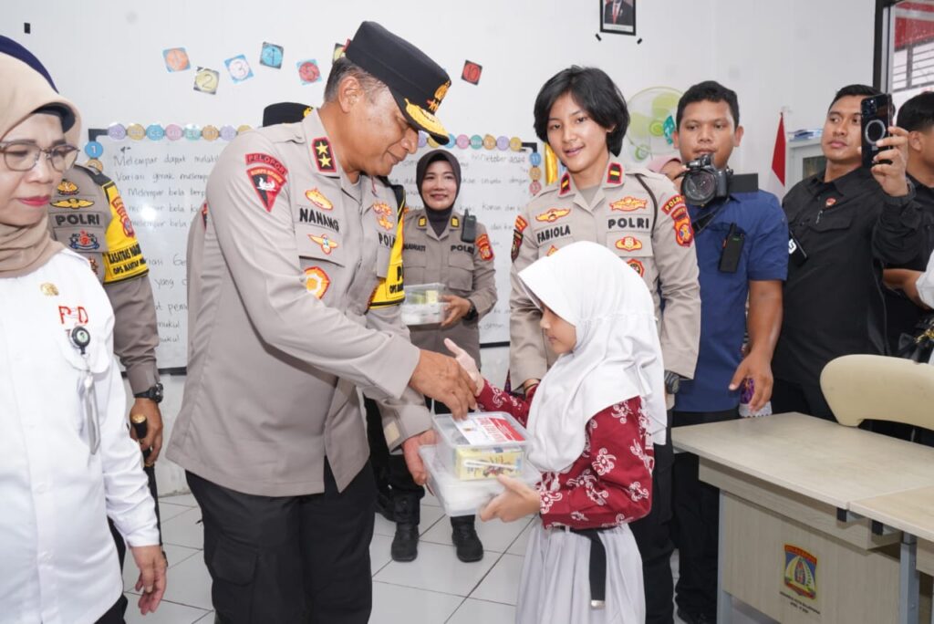 Dukung Program Nasional, Polda Kaltim Gelar Kegiatan Makan Bergizi Gratis di SDN 034 Balikpapan Utara WhatsApp Image 2024 10 30 at 12.33.02