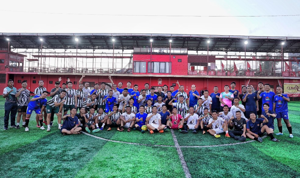 Eratkan Sinergitas dan Kebersamaan TNI-Polri, Bidhumas Polda Kaltim Bersama Pendam VI/Mulawarman Gelar Fun Football 1 futsal