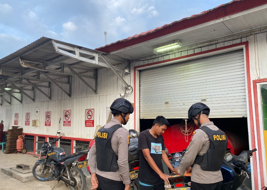 Jaga Sitkamtibmas Tetap Aman, Personil Polsek Muara Lawa Tingkatkan Keamanan Lewat Patroli Dialogis kubar 2