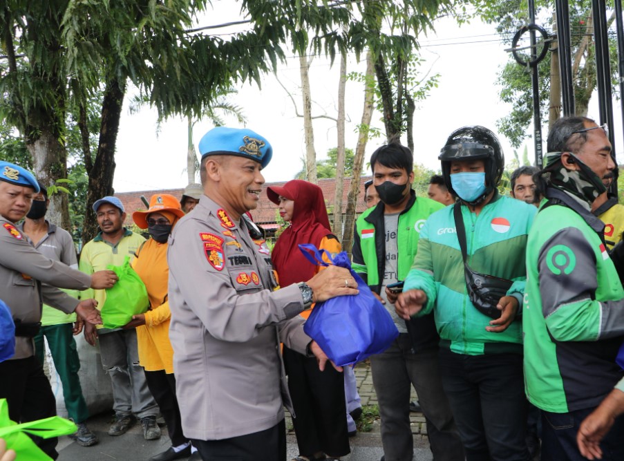 Hari Jadi Ke-22 Tahun, Bid Propam Polda Kaltim Bagikan 100 Paket Sembako propam