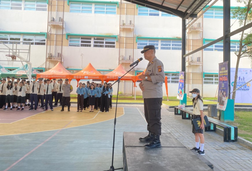 Kuatkan Jiwa Kebangsaan, Kanit Binmas Polsek Sungai Pinang Pimpin Upacara Sumpah Pemuda di Sekolah Citra Kasih Samarinda smd 2