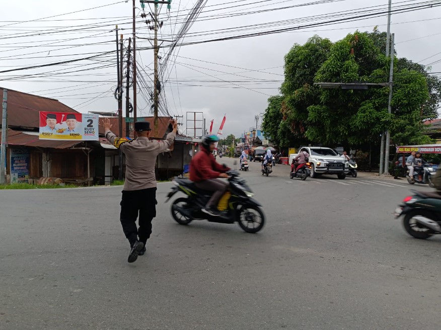 Polsek Samarinda Seberang Gelar Pelayanan Strong Point Pagi, Tingkatkan Kelancaran dan Keselamatan Lalu Lintas smd