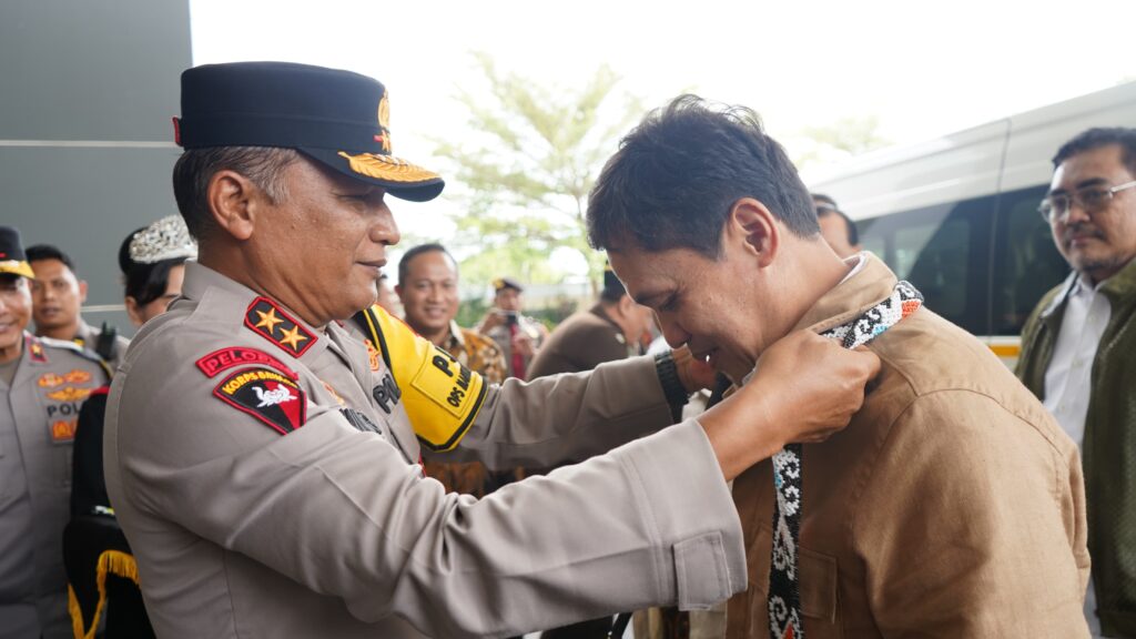 Kapolda Kaltim Sambut Kedatangan Komisi III DPR RI Beserta Rombongan di VIP Room Bandara Sepinggan WhatsApp Image 2024 11 01 at 12.50.59 5e100c9d