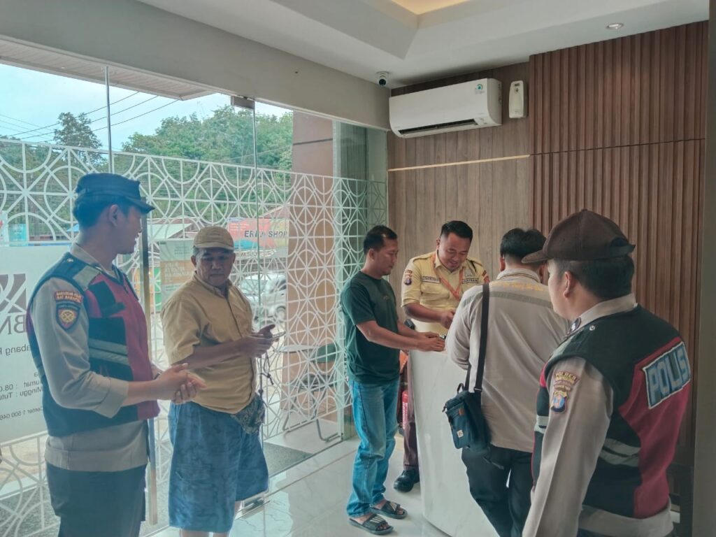 Personil Polsek Penajam Ajak Warga Waspada Hoaks Lewat Patroli Dialogis Jelang Pilkada 2024 WhatsApp Image 2024 11 02 at 00.38.14