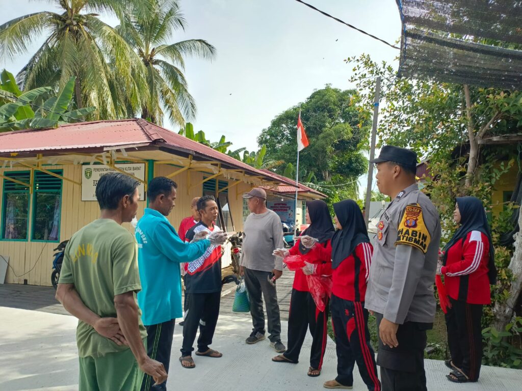 Cegah Kebakaran Hutan dan Lahan, Bhabinkamtibmas Polsek Penyinggahan Lakukan Sosialisasi Kepada Masyarakat WhatsApp Image 2024 11 02 at 00.46.56