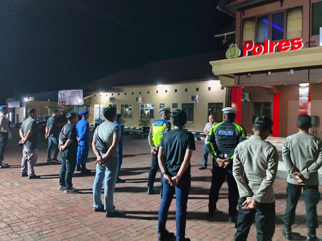 Antisipasi Gangguan Kamtibmas Selama Masa Tahapan Pilkada 2024, Polres Kubar Gelar Apel Patroli KRYD Cooling System WhatsApp Image 2024 11 03 at 11.31.37