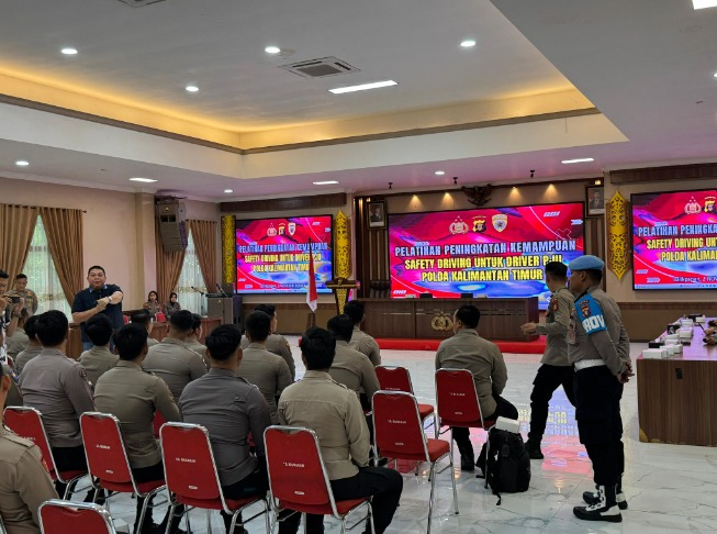 Pastikan Keamanan dan Keselamatan Dalam Mengemudi, Polda Kaltim Gelar Pelatihan Safety Driving Kepada Para Driver PJU Polda Kaltim WhatsApp Image 2024 11 03 at 12.09.13