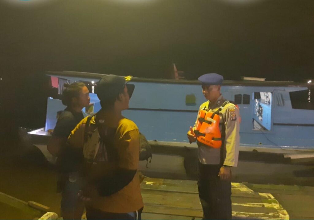 Sampaikan Imbauan Kamtibmas, Sat Polairud Polres Kukar Lakukan Patroli Dialogis di Pesisir Sungai Meriam WhatsApp Image 2024 11 04 at 07.05.17 cdae700c
