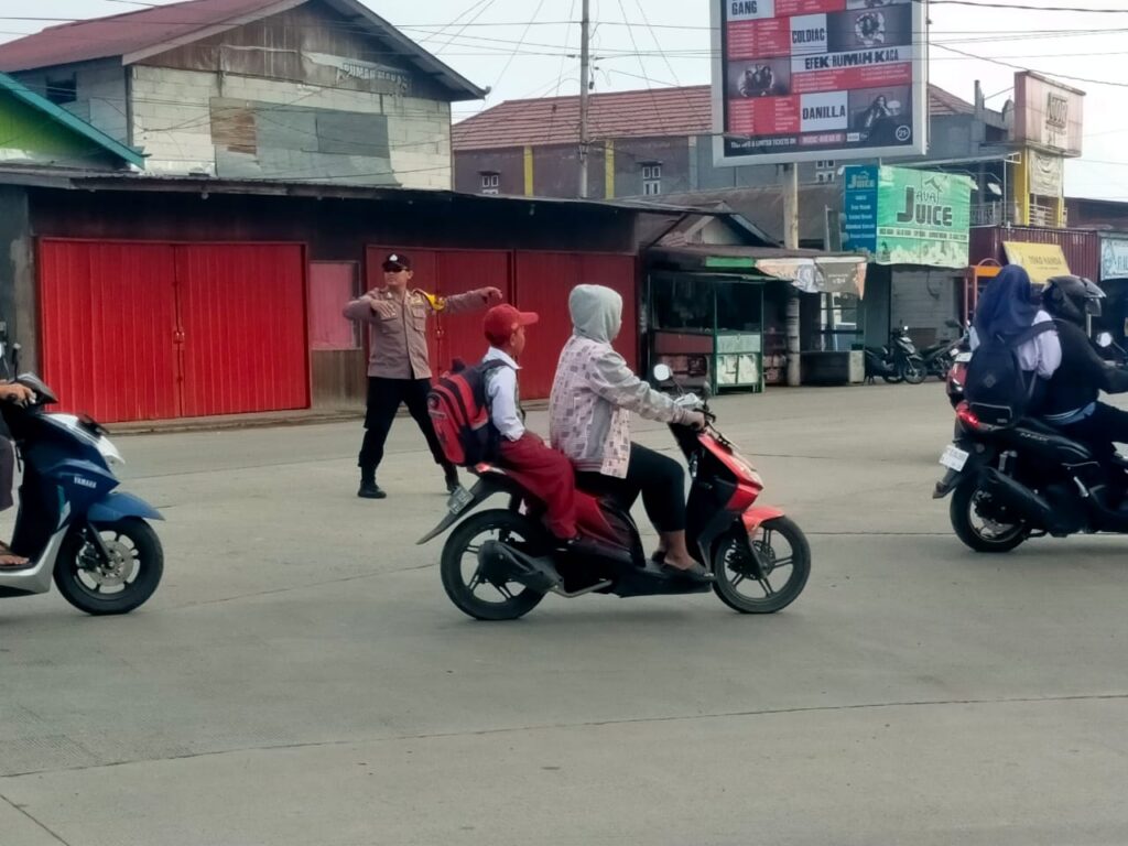 Polsek Samarinda Seberang Gelar Strong Point Pagi, Pastikan Kelancaran dan Keamanan Lalu Lintas di Pagi Hari WhatsApp Image 2024 11 05 at 10.50.14 c31d68ac