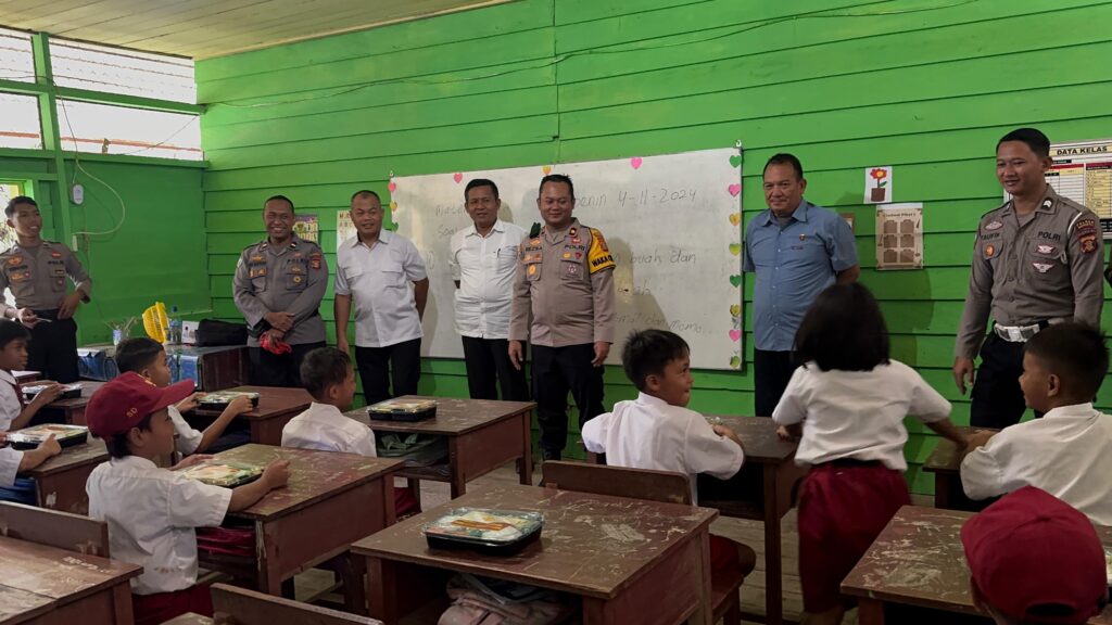 Polres Mahakam Ulu Dukung Program 100 Hari Presiden dengan Bagikan Makan Siang Bergizi untuk Anak-Anak Sekolah WhatsApp Image 2024 11 05 at 11.08.13 028acd8e