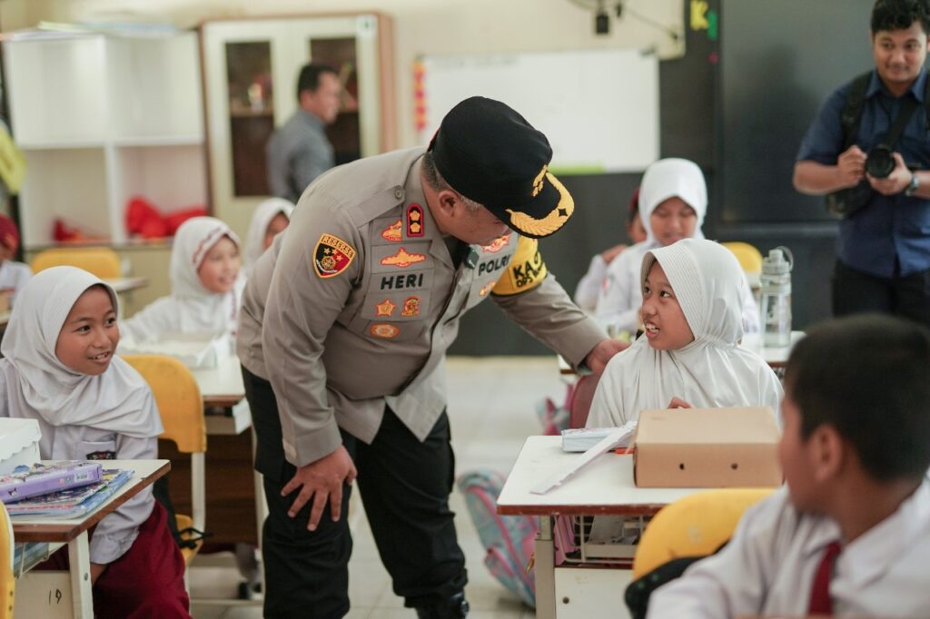 Polres Kukar Dorong Generasi Muda Sehat dan Berprestasi dengan Program Makan Gizi Gratis di SDN 007 Tenggarong, Dukung Program Asta Cita Presiden RI WhatsApp Image 2024 11 06 at 10.20.26